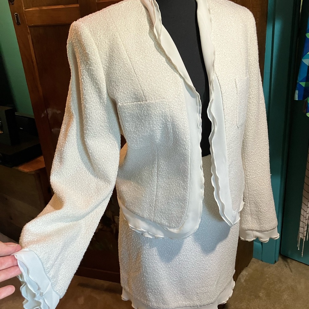 Moda International Size 12 off white Boucle 2 pc suit